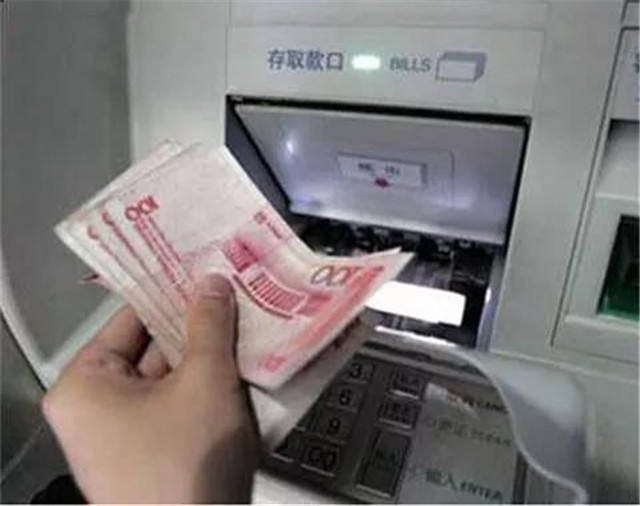 ATM汇款时遇见这样的 银行工作人员 千万要小
