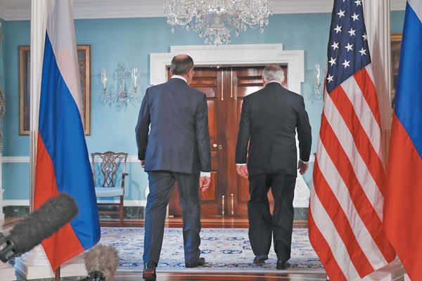 俄罗斯外长拉夫罗夫和美国国务卿蒂勒森今年5月会见记者后并肩走出会议大厅。