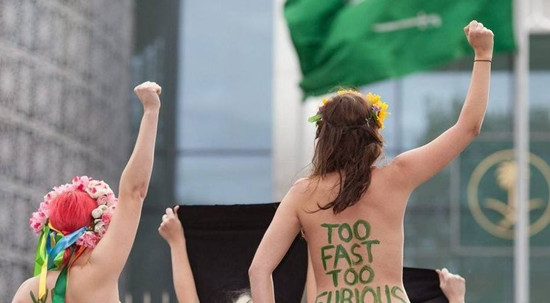 图为乌克兰女权团体“FEMEN”抗议沙特禁止女性驾车