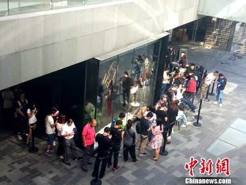 喜茶北京三里屯店门口排起长队。中新网记者 李金磊 摄