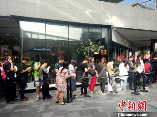 喜茶北京三里屯店门口等待买茶的顾客。中新网记者 李金磊 摄