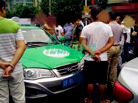 私家车出租车发生擦挂 司机竟半裸拉皮带当街