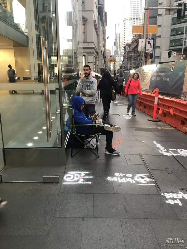 狂热果粉排队11天成全球iPhone8第一人!买完