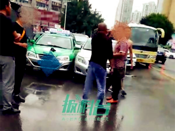 私家车出租车发生擦挂 司机竟半裸拉皮带当街