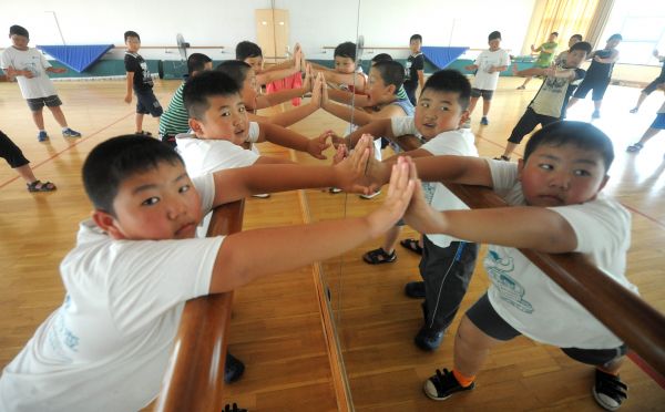 资料图片:到场在杭州举行的“小胖墩”减肥训练营的小胖墩们在上武术课(2011年7月21日摄) 新华社记者 徐昱 摄