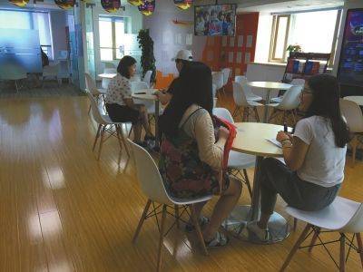 成都一家留学中介机构,工作人员接待前来咨询的学生。