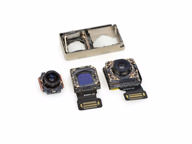 苹果iPhone8Plus拆解:后盖玻璃破裂