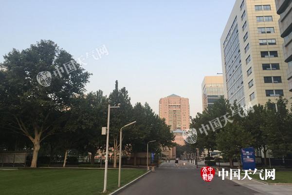 今晨6时左右,北京天空暗沉。