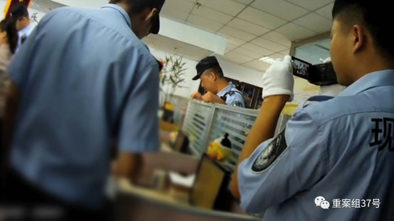 ▲8月15日,北京警方出动300余名警力,对涉嫌侵犯公民个人信息的9家公司进行查处。 警方供图