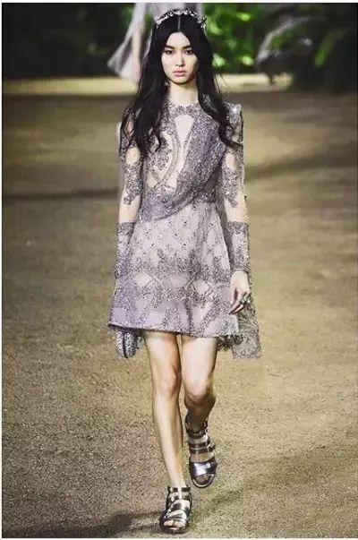 她是今年维密华人天使最小的妹子,19岁走上人