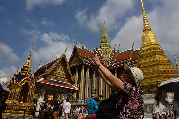 新华社:国庆撞上中秋,长假出境游该如何避坑