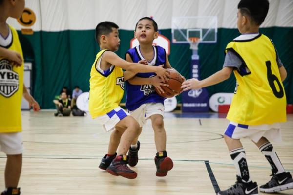 篮协推出小篮球赛事着眼未来,姚明看着参赛的