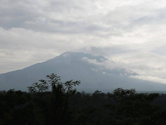 9月24日，远眺阿贡火山。（新华/路透）