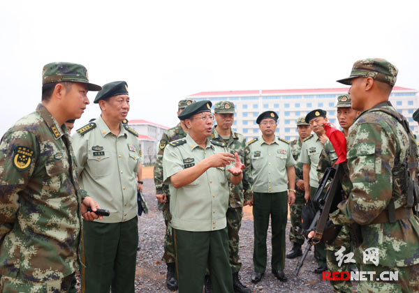 武警部队参谋长郑家概在武警湖南省总队检查调研/图片来自红网