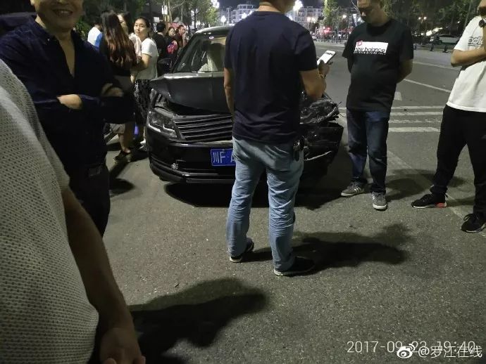 罗江中学对面发生追尾事故!