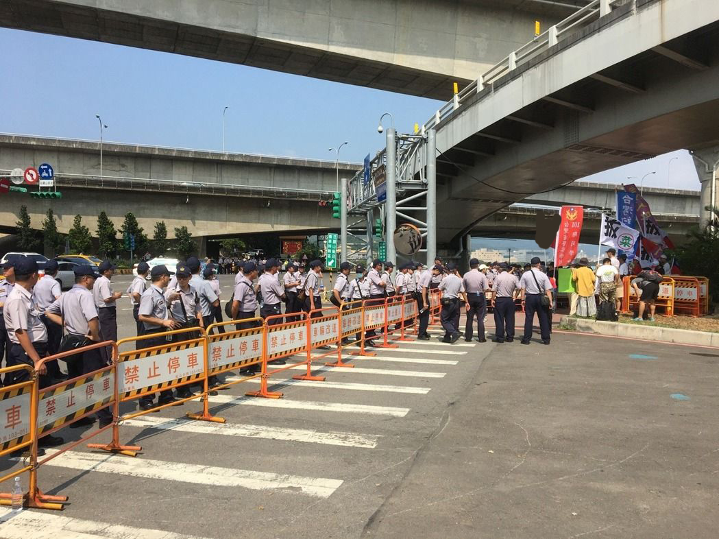 民进党开会布置大批警力顶烈阳戒备 陈抗团体零星现身