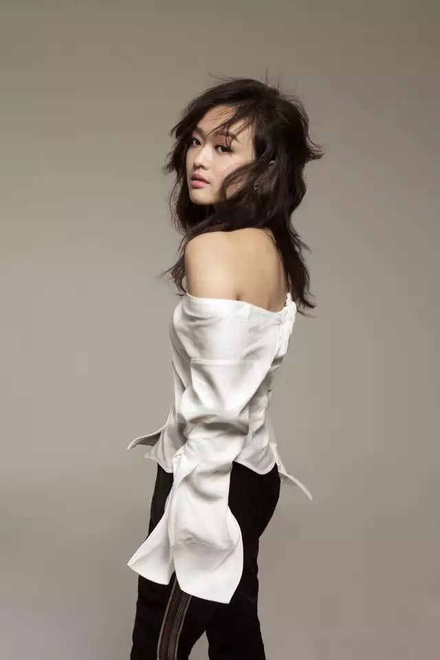 【衣橱的老爸】有个给陈奕迅写歌的少女,偏要日本筒袜穿女生长图片