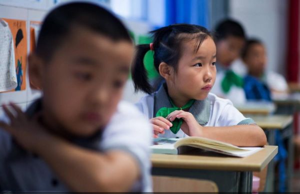 上海一所小学的学生在课堂上。(图片泉源:美国《华尔街日报》网站)
