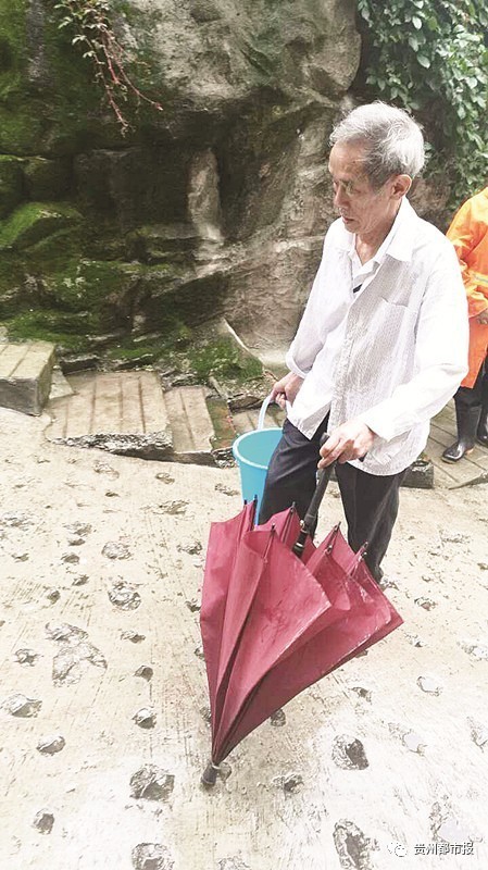 贵阳一小区停水一个月 八旬老人每天提水爬6楼