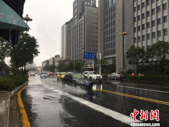 图为25日,江苏公布暴雨橙色预警信号。 崔佳明 摄