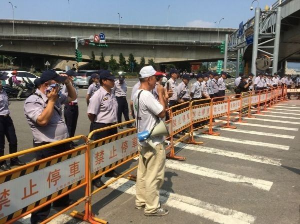 ▲9月24日,大批警力在会场外的抗议陈情区严阵以待。(台湾联合新闻网)