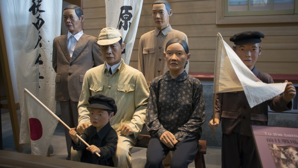 图片:台湾民俗馆中陈列的日据时代台湾家庭蜡像,完全是当年日本人打扮。