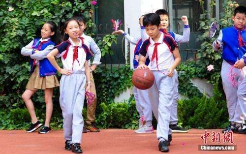 化解择校难题、提高教师待遇 中央发文深化教