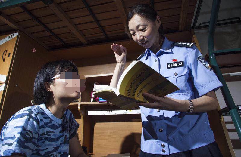 聋哑孤女考上大学,第一个要告诉徐阿姨:上海