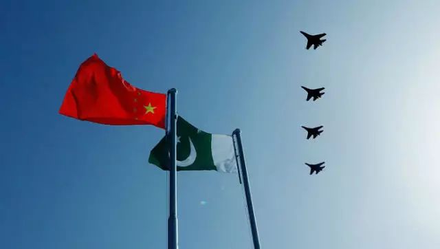 ▲在中国新疆举行“雄鹰-Ⅵ”中巴空军团结训练,首次接纳了两国空军同乘反抗的方式。