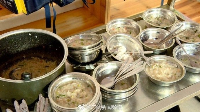 南宁某幼儿园小孩突然集体呕吐发烧,家长一度