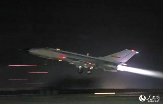 ▲中方战机一再升空,在夜空中睁开厮杀。刘应华 摄