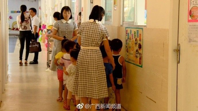 南宁某幼儿园小孩突然集体呕吐发烧,家长一度