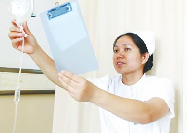 河南漯河一电工触电停止呼吸,路过的女护士跪