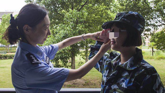 聋哑孤女考上大学,第一个要告诉徐阿姨:上海