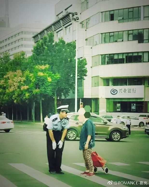 “濟南交警”也發(fā)布了當天的監(jiān)控視頻