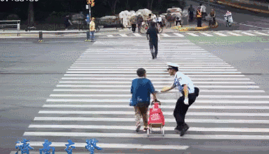 老奶奶甩開他