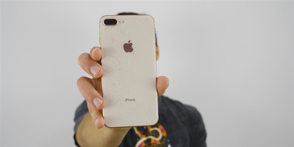玻璃心iPhone 8最怕啥 不带手机壳就等着碎?