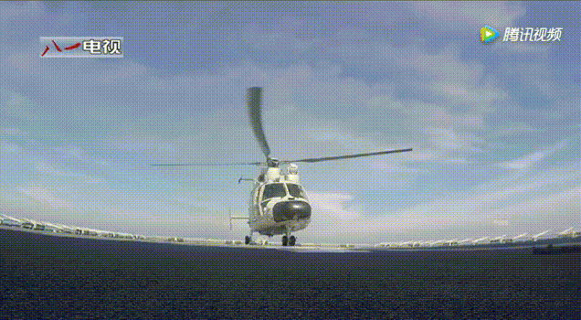 ▲直-9直升机从海上起飞。