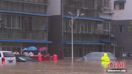 资料图：暴雨致使重庆部分城区积水严重。汪维 摄