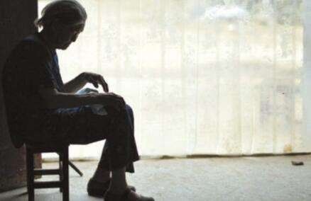 爸躺在地上,而你在通讯录里,空巢老人如何才能