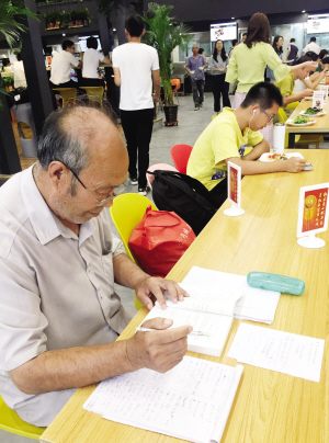 72岁老人自学高数 蹲守多家高校食堂向学生求