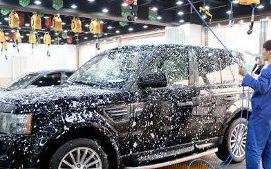 土豪开着兰博基尼去洗车店,洗着洗着车身变色