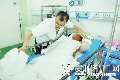 (贵阳烧伤医院帮助受伤严重的患者剪掉衣裤后进行救治.