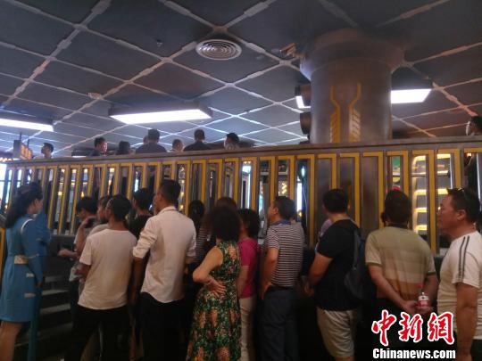 市民排队体验VR电影院 周燕玲 摄