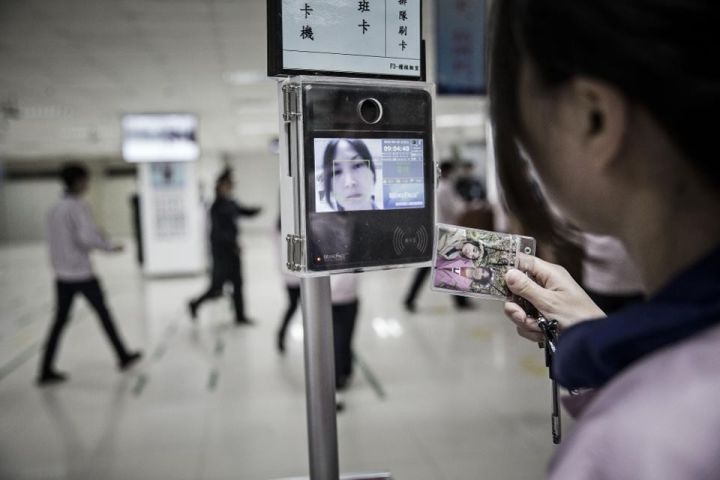 ▲中国某企业的门禁系统应用了面部识别手艺。