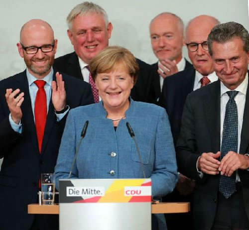 9月24日，德国总理默克尔在柏林基民盟总部庆祝初步计票结果领先。 （新华社）