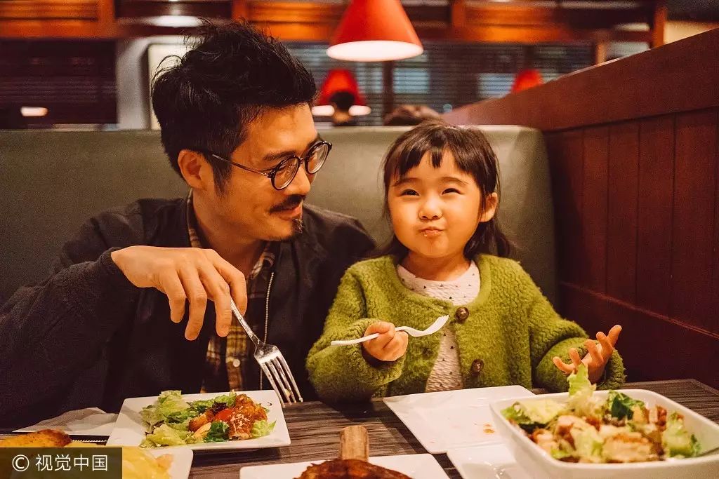 惊恐20秒!在外吃饭别再让孩子坐这种位置了.太