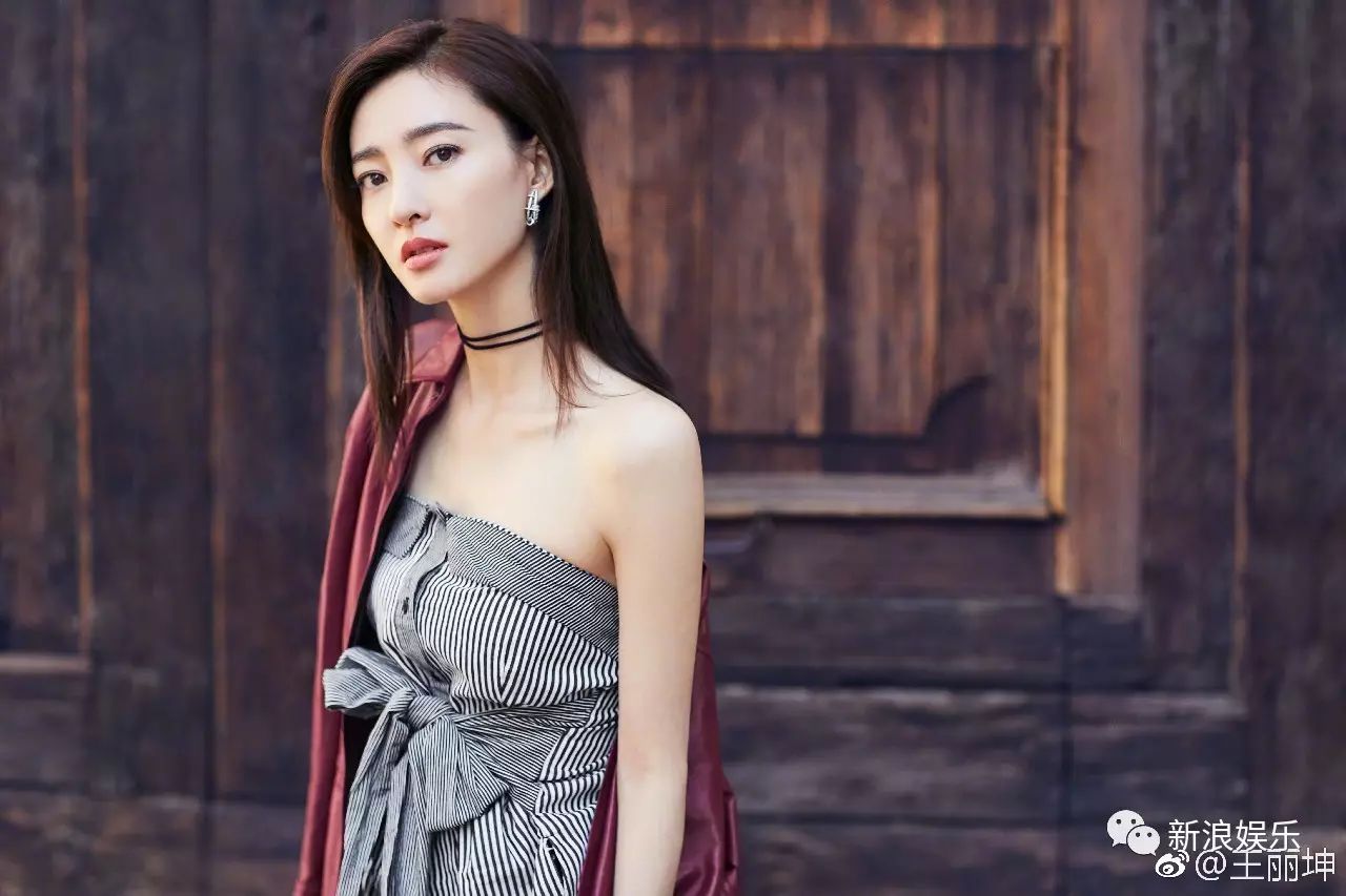 她可以考虑换个造型师了,这一身也忒一言难尽