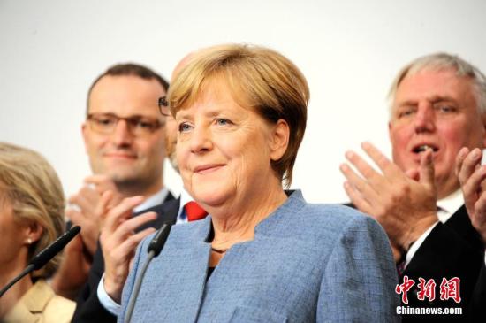当地时间9月24日18时，2017年德国联邦议院选举正式结束投票。默克尔领导的联盟党获得了33%的选票，使其保持了国会第一大党的位置。中新社记者 彭大伟 摄