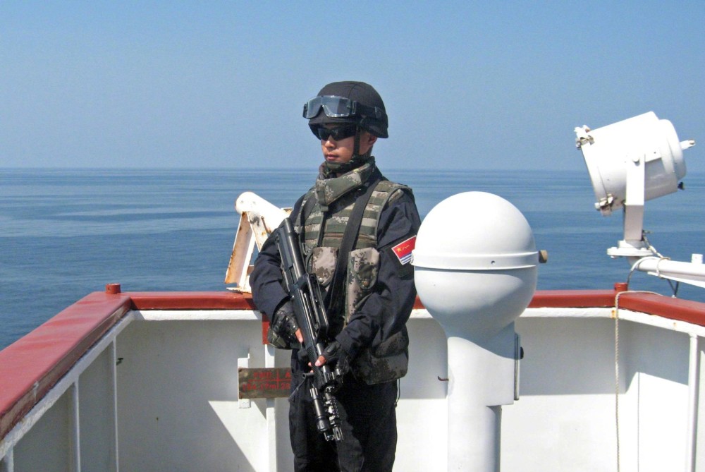 在亚丁湾护航任务中，身穿黑色作战服的中国海军特战队员进行随船警戒。